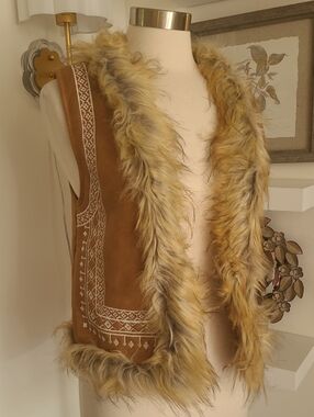 DeJaVu Faux Fur Trim Suede Vest in Camel Small